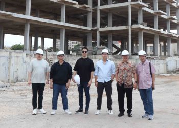 Jajaran Komisaris dan Direksi Triniti Land di Depan Paul & Prive Condovilla. Dari kiri ke kanan: Septian Starlin (Komisaris), Ishak Chandra (Direktur Utama), Bong Chandra (Direktur), Danny Sutradewa (Direktur), Matius Jusuf (Komisaris), Johanes L. Andayaprana (Direktur)