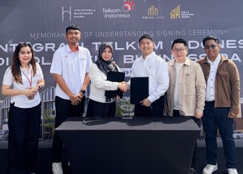 Foto: Penandatanganan MoU diwakili oleh GM Telkom Witel Lampung Bengkulu, Yuniarti dan COO Holdwell Business Park, Harris F. Aison (tengah)