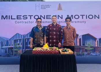 Foto dari kiri ke kanan: Budi Beh (Direktur PT Surya Mulia Land), Ronald Cassidy Yusuf (Chief Marketing Officer Triniti Land), Stefansus Samuel (Head of Sales Triniti Land)