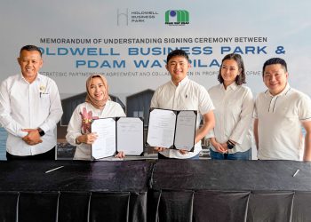Foto: dari kiri ke kanan (Direktur Teknik PERUMDA AM Way Rilau, Dirmansyah, S.T., M. PSDA; Direktur Utama PERUMDA AM Way Rilau, Nopirina, S.H., M.H.; COO Holdwell Business Park, Harris F. Aison; Pimpinan Cabang Holdwell Business Park, Pitka Menoza; dan Direktur Sales & Marketing TRINLAND, Jonson Lim)