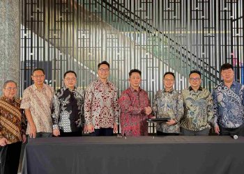 Foto: Kiri ke kanan (Anggota Komite Audit TRINLAND, Yohanes E. Christianto; Co-Founders & Direktur TRINLAND, Johanes L. Andayaprana; Co-Founder & Komisaris TRINLAND, Septian Starlin; Co-Founder & Direktur TRINLAND; Bong Chandra; Co-Founder & Group CEO TRINLAND, Ishak Chandra; CEO Prime Land, Anthony Sudarsono; Komisaris Prime Land, Daniel Santoso; Direktur Prime Land, Guido Adi Dharmali)