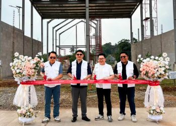 Foto: Seremoni topping off Storage House di Holdwell Business Park, dihadiri oleh Diretktur PT Surya Mulia Land, Budi Beh; COO Holdwell Business Park, Harris F. Aison; Direktur Marketing TRINLAND, Jonson Lim; dan Sales Manager Holdwell Business Park, Aditya Maulana.